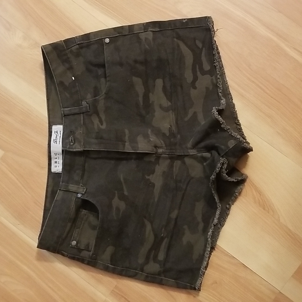 High wasit camo shorts